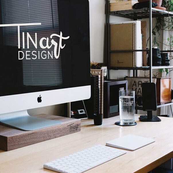 Schreibtisch mit Branding TINart.DESIGN