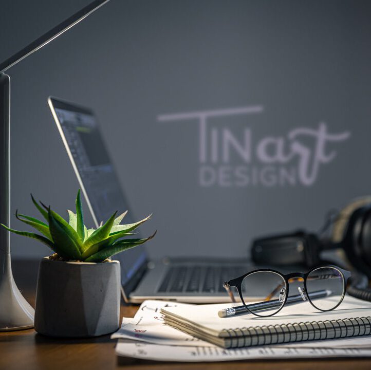 Schreibtisch mit Branding TINart.DESIGN